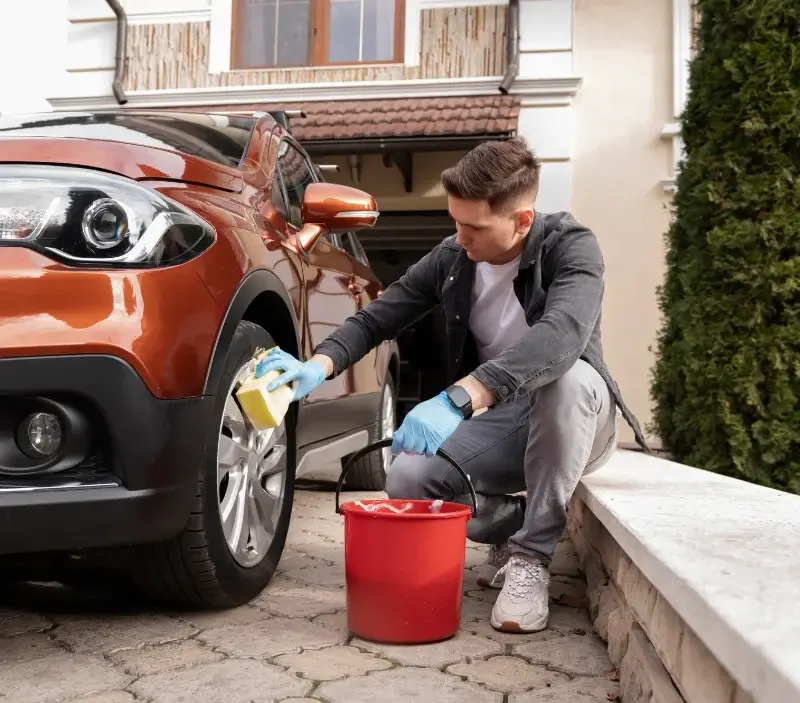 Lavage auto à domicile Henvic : professionnel intervenant sur un véhicule